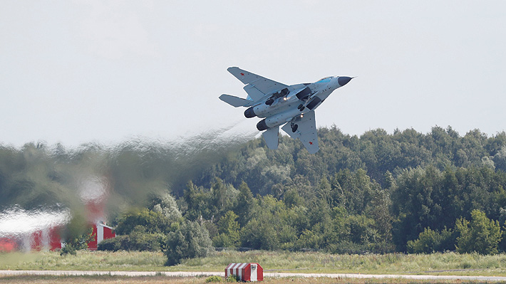 Rusia muestra en vuelo sus últimas "joyas" militares en feria aeroespacial