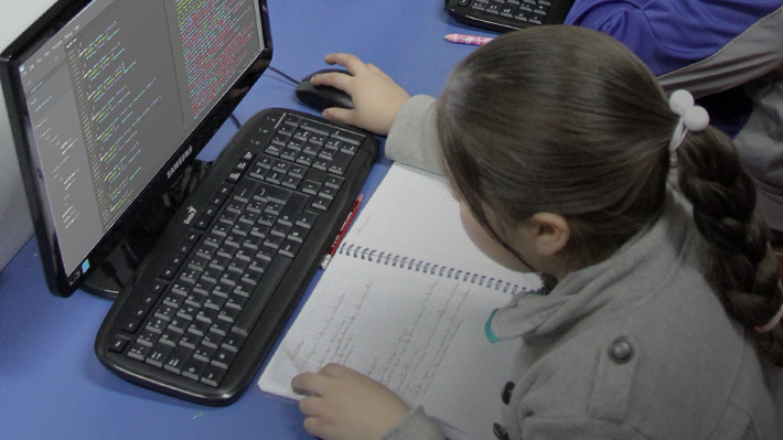 Profesores enseñan a escolares a programar desde 1° básico: Niños crean sus propias aplicaciones