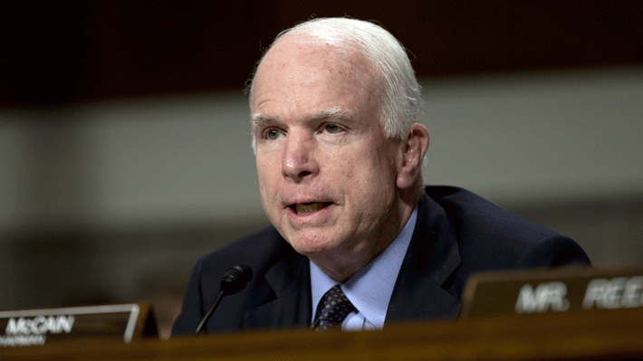 McCain regresa al Congreso tras ser diagnosticado de cáncer para participar de votación por sistema de salud