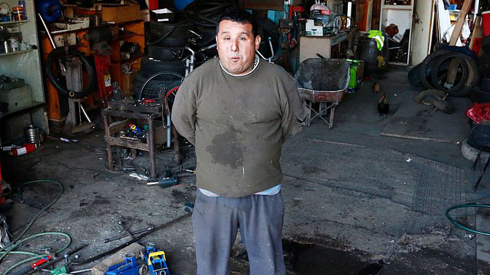 Trabajador que cuida autos encontr&oacute; $700 mil y los devolvi&oacute; a su due&ntilde;o: "Dios sabe todo lo que uno hace"