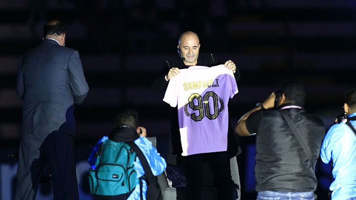 "Tiene millones, pero no ha perdido la humildad": El noble gesto de Sampaoli que desat&oacute; la locura en Per&uacute;