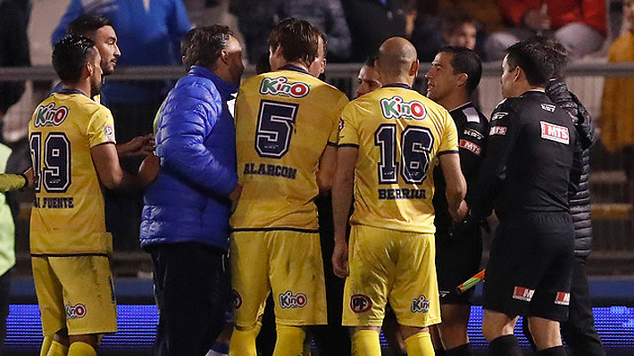 Un penal dudoso, otro retractado y un gol mal anulado: Los graves errores arbitrales que han marcado la primera fecha