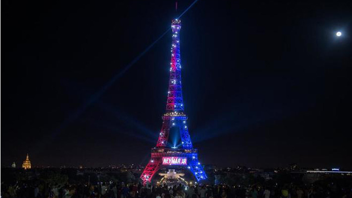 Evacuan la Torre Eiffel luego de que hombre intentara ingresar armado con un cuchillo