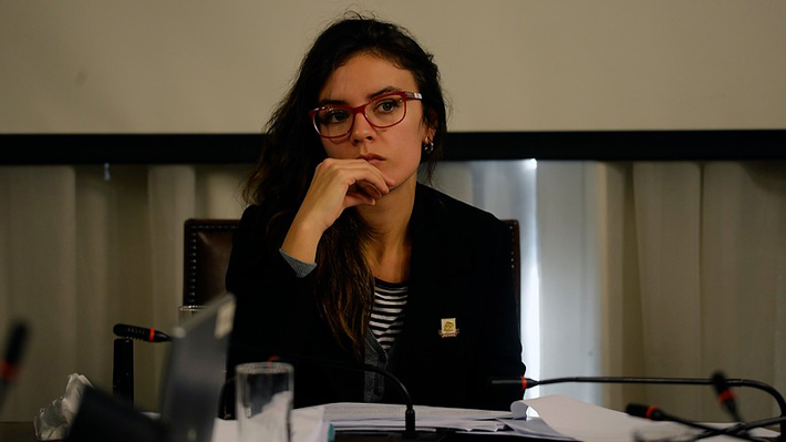 Camila Vallejo arremete contra Carabineros por sanción a funcionaria que denunció prohibición de amamantar