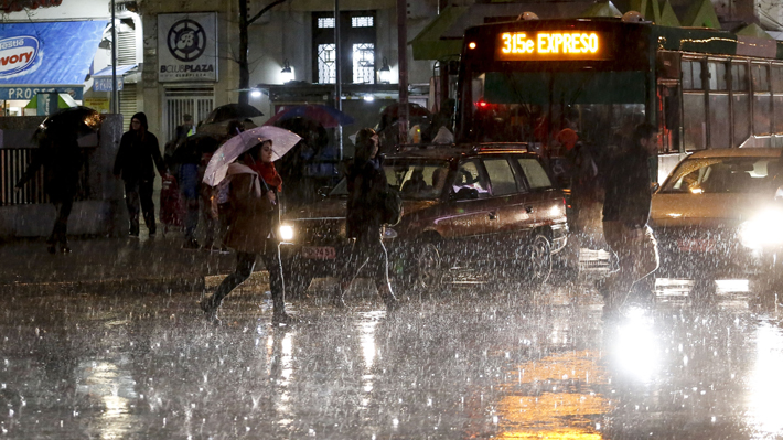 Sistema frontal deja granizos y cortes de luz en Santiago