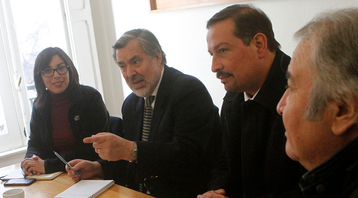 Guillier cuestiona a Piñera por criticar al gobierno de Bachelet en el extranjero: "No me parece digno"