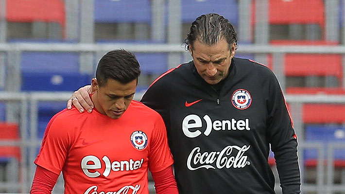 Las contrarias versiones que tienen Pizzi y Wenger sobre la recuperaci&oacute;n de Alexis