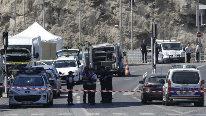 Veh&iacute;culo embiste contra dos paradas de buses y deja a una persona fallecida en Marsella
