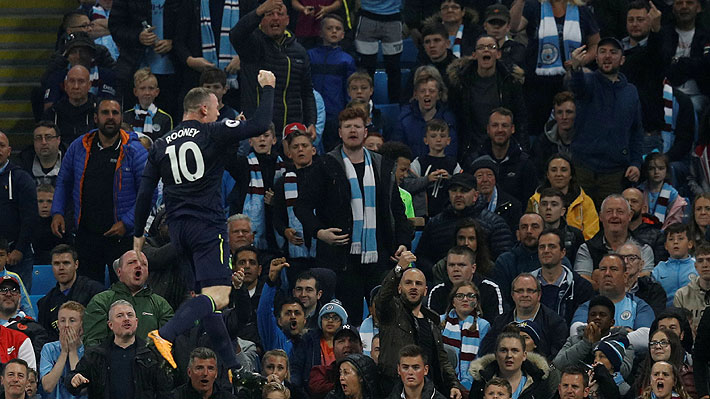 La curiosa e "histórica" imagen que dejó el festejo de Rooney sobre el City y que es furor en Inglaterra