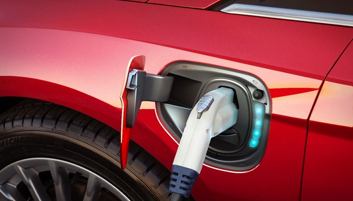 Gigantes de Estados Unidos y China forman alianza para la producir autos eléctricos