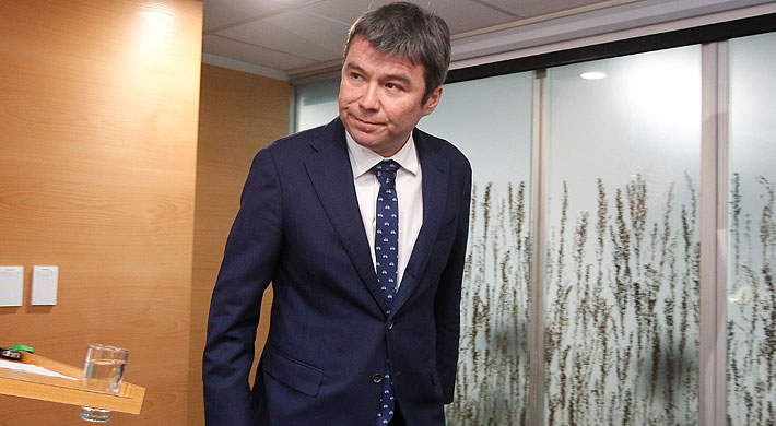 El fulminante ascenso de Mena: Cómo pasó de ser un ministro técnico a ganar batallas políticas clave en La Moneda