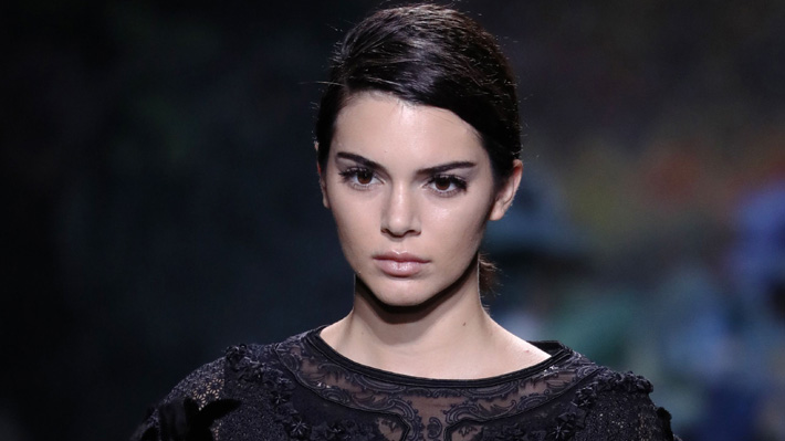 Lo tachan de "pat&eacute;tico": Pol&eacute;mica por premio a Kendall Jenner como &Iacute;cono de la Moda de la D&eacute;cada