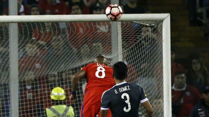 El increíble autogolazo de Arturo Vidal con el que Chile está perdiendo ante Paraguay