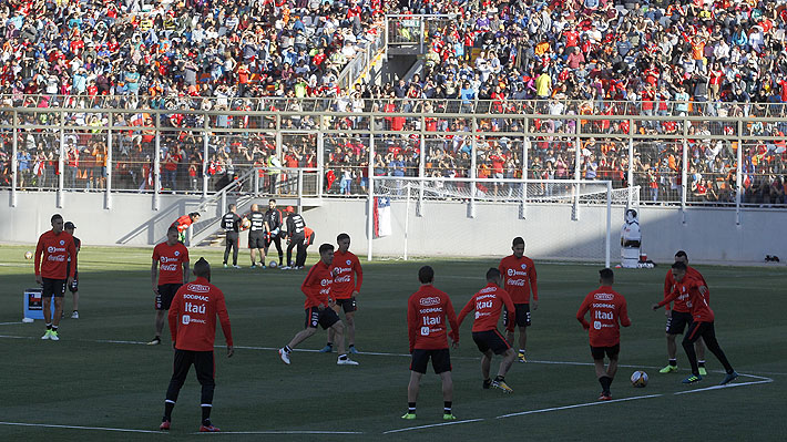 Locura en Calama: Miles de hinchas llegan a presenciar pr&aacute;ctica abierta y a darle un golpe an&iacute;mico a la "Roja"