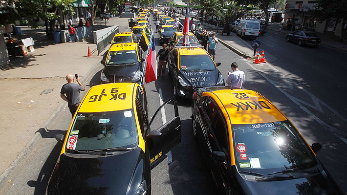 Taxistas bloquean accesos al aeropuerto internacional en medio de movilización contra Uber y Cabify