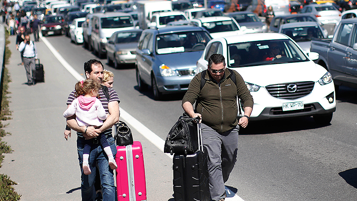 Revive el "tiempo real" del bloqueo de los taxistas en el aeropuerto de Santiago