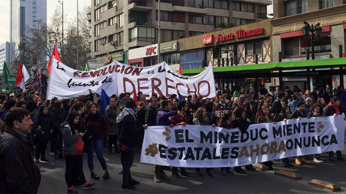 Estudiantes marchan contra proyecto de Ues estatales y llaman a diputados a rechazarlo en votaci&oacute;n de hoy