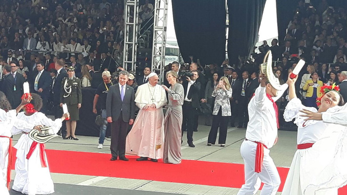 Papa Francisco llegó a Colombia para apoyar su "camino de paz" a casi un año del acuerdo con las FARC