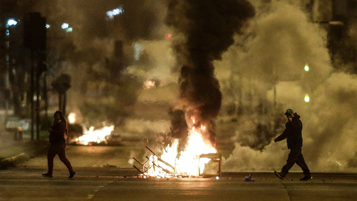 Un bus del Transantiago quemado, barricadas y cortes de luz marcan conmemoraci&oacute;n del 11 de septiembre