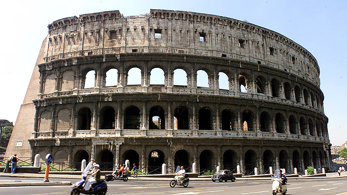 Detienen a pareja de turistas chilenos por robar fragmentos del Coliseo en Roma