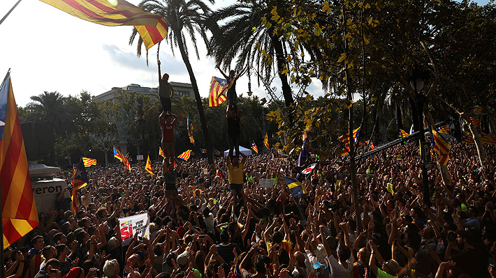 Miles de personas protestan en Barcelona por libertad de dirigentes catalanes detenidos