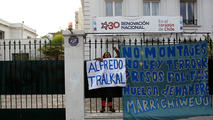 Tres mujeres se toman sede de RN con lienzos que aluden a la huelga de hambre de comuneros mapuche