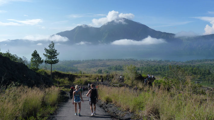 Volcán Agung entra en “fase crítica” y golpea la principal industria de Bali