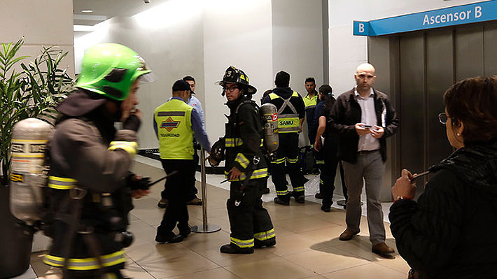 Emergencia por cianuro genera operativo de Bomberos y Carabineros en el mall Costanera Center