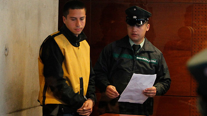 Cuatro a&ntilde;os de libertad vigilada para universitario que empuj&oacute; contra un bus a fiscalizadora del Transantiago