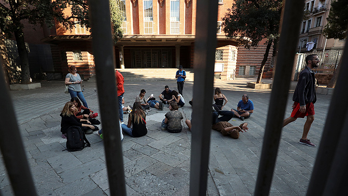 Manifestantes ocupan los colegios catalanes para proteger el refer&eacute;ndum independentista