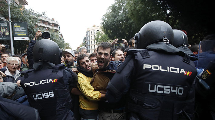 Violencia y acusaciones cruzadas marcan la polémica jornada de referéndum en Cataluña