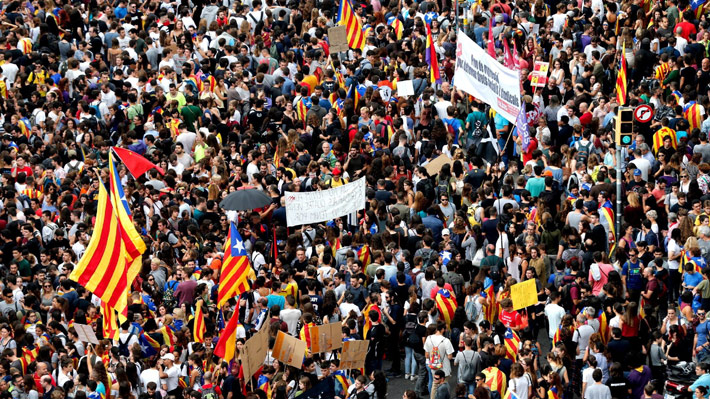 Registran cortes de calles y masivas manifestaciones por huelga general en Cataluña contra la acción policial en el referéndum