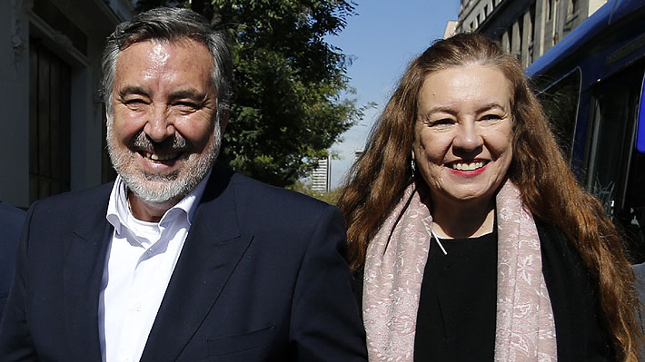 Esposa de Guillier responde a Karen Doggenweiler y asegura que el candidato "no es machista"
