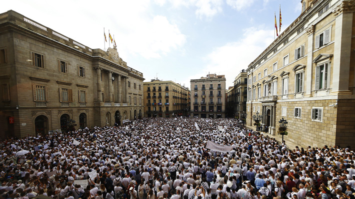 Galería: Miles de españoles se manifiestan a favor de España o del diálogo en Cataluña