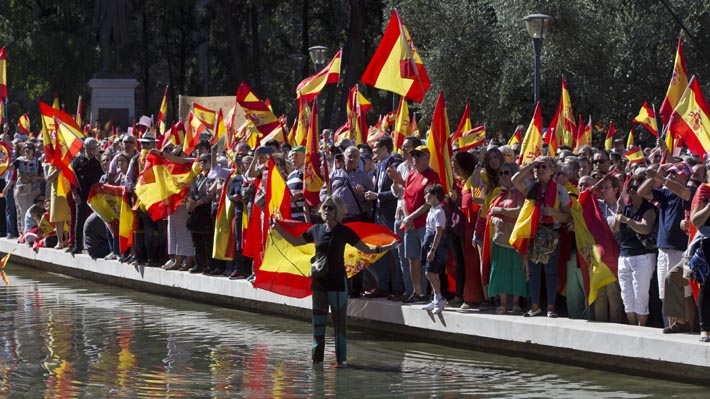 Españoles realizan masiva manifestación en favor del diálogo y la unidad tras referéndum catalán
