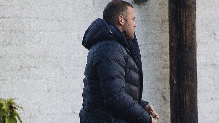 Wayne Rooney es sorprendido trabajando como jardinero a modo de compensación por manejar ebrio
