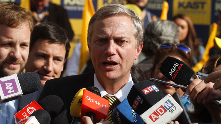 Kast reprocha dichos de Bachelet sobre Gobierno de Piñera: "Hace años que vive en un mundo paralelo de fantasía"