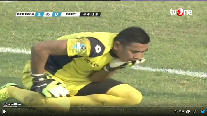 Tragedia: Mira el brutal rodillazo que provoc&oacute; la muerte de un portero en el f&uacute;tbol de Indonesia