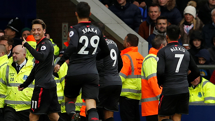 Mira el golazo y el magistral pase con que Alexis brill&oacute; en goleada del Arsenal sobre Everton