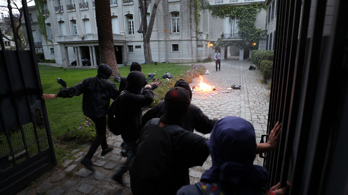 Protesta en el centro por muerte de Santiago Maldonado termina con incidentes en embajada de Argentina