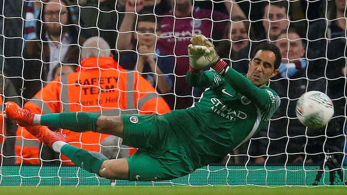 ¡Brillante! Bravo fue figura en el City al tapar dos penales en definición que le dio el paso a los cuartos en la Copa de la Liga