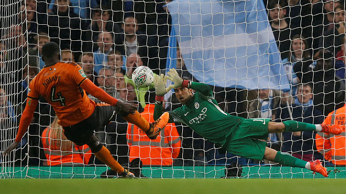 Desde la final ante la U: El notable registro de Claudio Bravo en todas las definiciones por penales que ha disputado