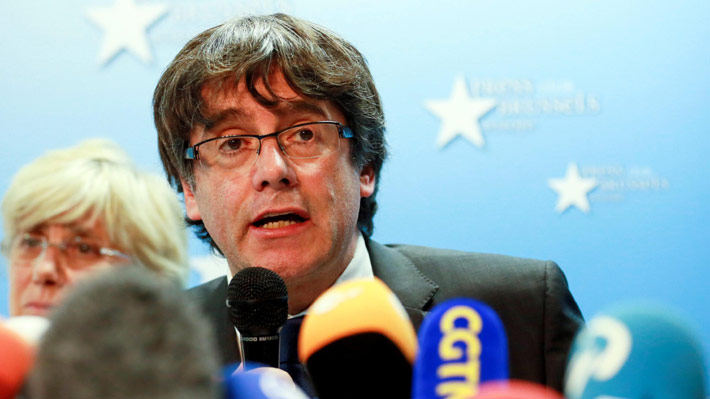 Puigdemont niega que pedirá asilo político pero no volverá a Cataluña porque "no están las garantías"