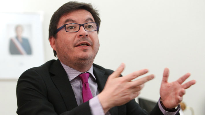 Ministro Barraza sostiene que multas a quienes duerman en la calle en Antofagasta podría ser inconstitucional