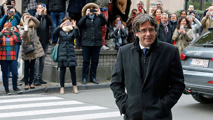 Carles Puigdemont y cuatro de sus ex consejeros se entregan a la polic&iacute;a belga