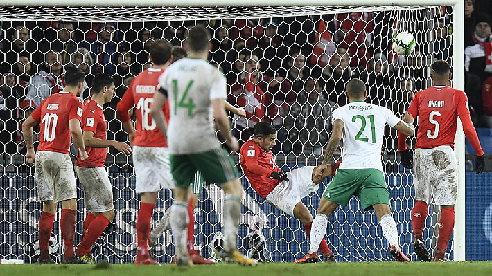 Mira la espectacular salvada al minuto 90 del "chileno" Ricardo Rodr&iacute;guez en la clasificaci&oacute;n de Suiza al Mundial