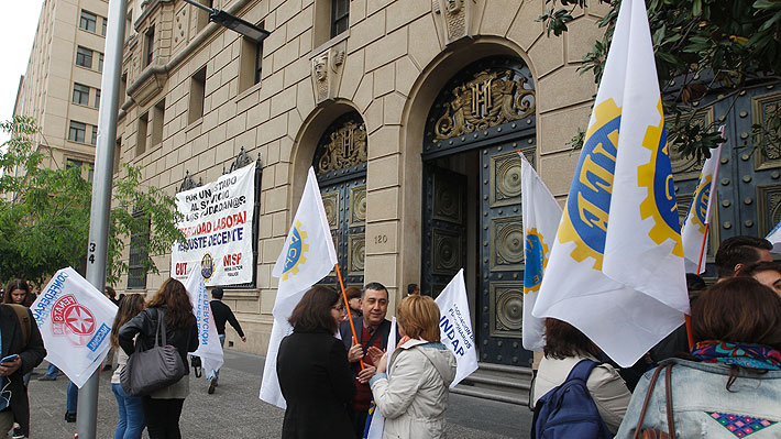 Gobierno propone reajuste al sector p&uacute;blico de 1,9%: Economistas dicen es "prudente"