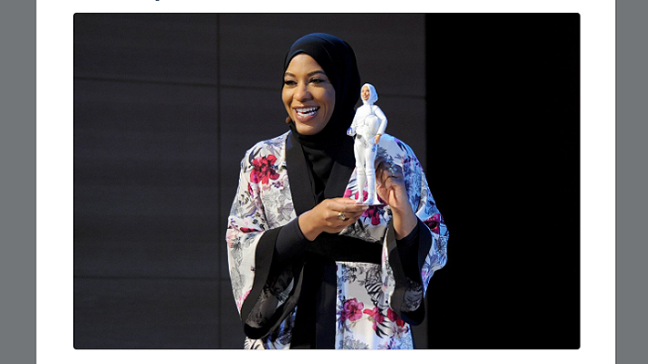 Esgrimista olímpica que compite con hijab es homenajeada con su propia versión de famosa muñeca