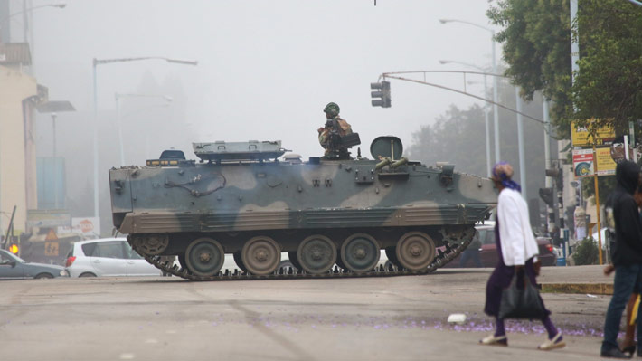 Oposición de Zimbabwe asegura que militares están "en proceso de tomar el mando"