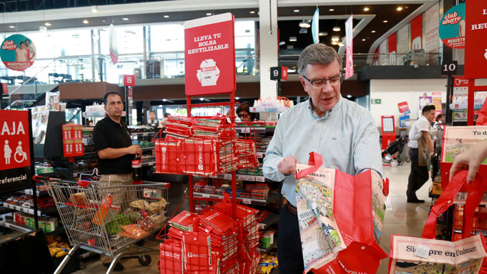 Desde el viernes Las Condes comenzará a restringir bolsas plásticas en supermercados de la comuna